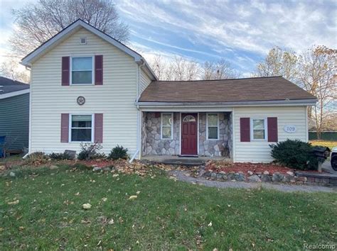 It contains 3 bedrooms and 1 bathroom. . Zillow holly mi